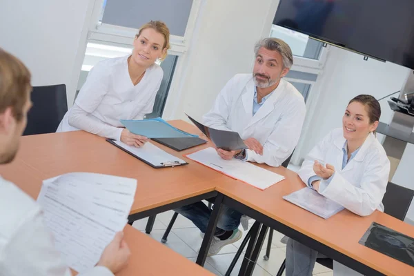 Medicinsk personal i mötet — Stockfoto