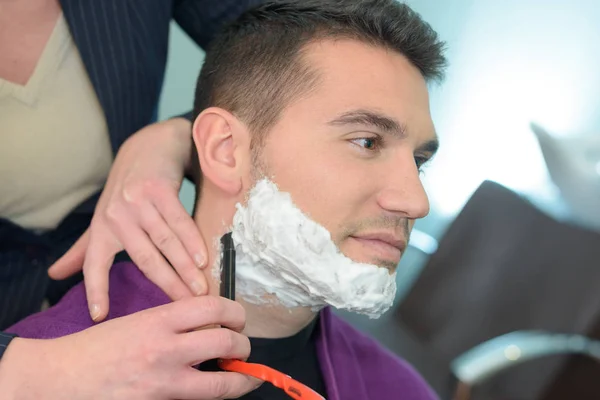 Cliente masculino visitando peluquería —  Fotos de Stock