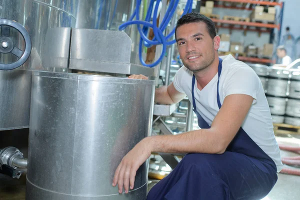 Portrait du fabricant à côté d'un fût en brasserie — Photo