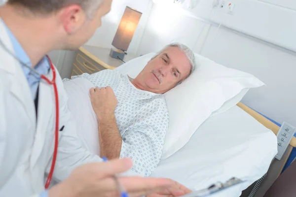 Arzt teilt dem Patienten die Nachricht mit — Stockfoto