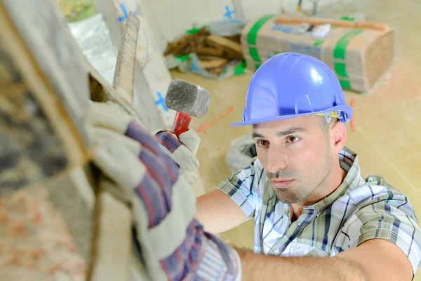 Blick auf Bauunternehmer mit Vorschlaghammer nach unten — Stockfoto