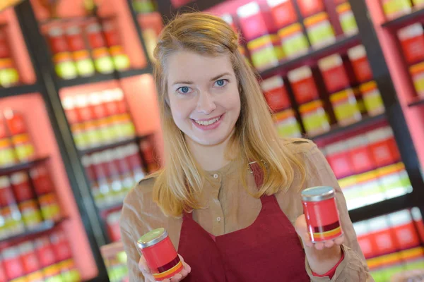 Красива жінка посміхається в чайній крамниці — стокове фото