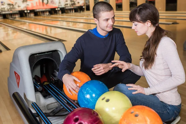 Par i Bowlingcenter — Stockfoto