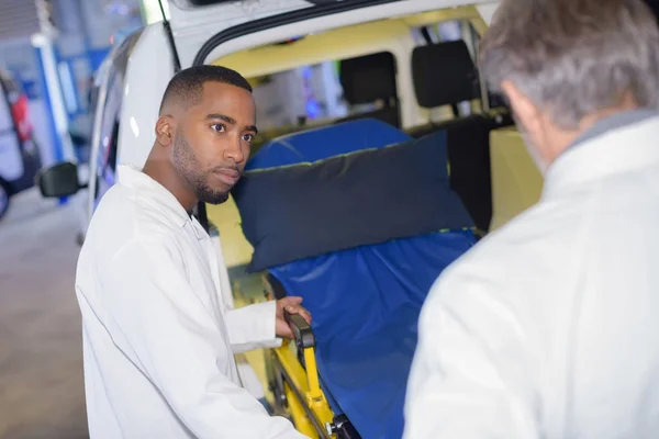 Ambulância com um médico pronto — Fotografia de Stock