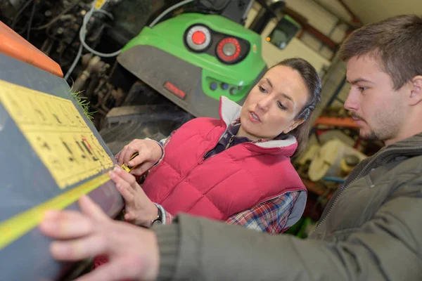 Attraktive Frau verkauft nagelneuen Traktor an Anfängerin — Stockfoto