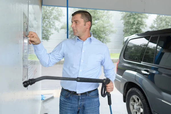 Hombre está hoovering el coche — Foto de Stock