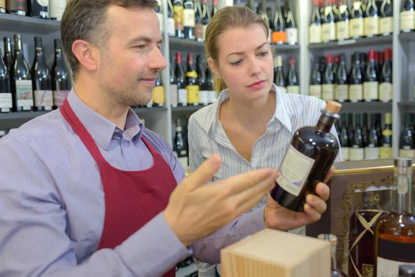 Garrafa de licor único e garrafa — Fotografia de Stock