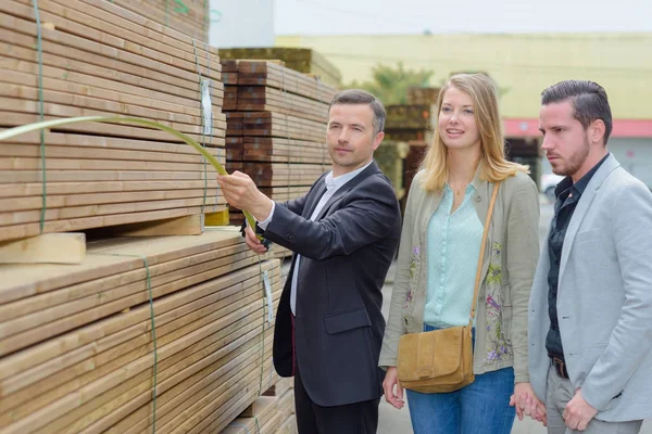 Casal compra madeira de construção em uma loja de diy — Fotografia de Stock