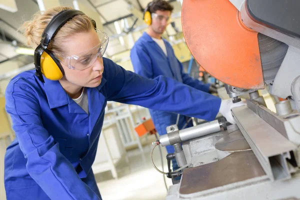 Jeunes personnes qualifiées forcées de travailler à l'usine — Photo