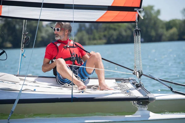 Mann in einem Segelschiff — Stockfoto