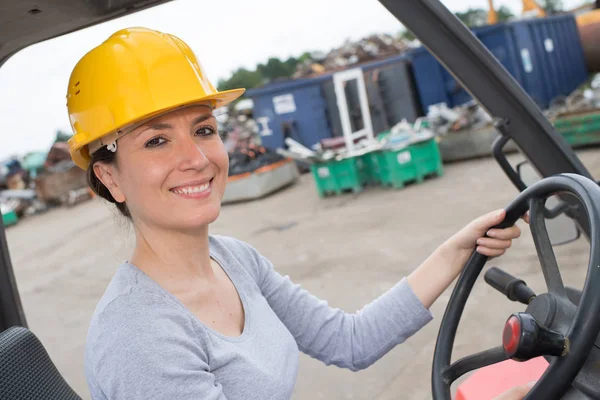 Retrato de mujer conduciendo vehículo en desguace —  Fotos de Stock