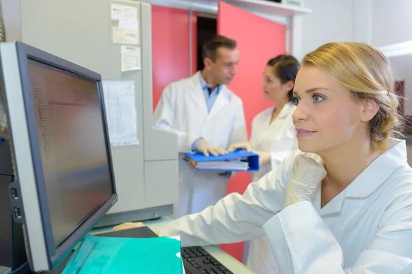 Professionnel de la santé utilisant un ordinateur — Photo