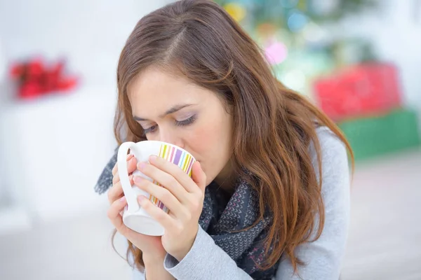 Fêmea bebendo uma xícara de café com leite pela manhã — Fotografia de Stock