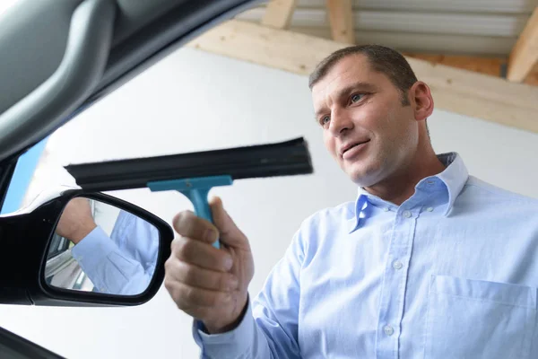 Homem limpeza janela do carro — Fotografia de Stock