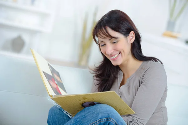 Mujer revisando un libro de fotos — Foto de Stock