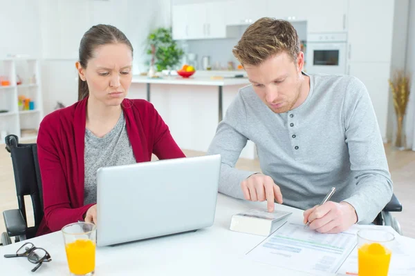 Casal com problema financeiro — Fotografia de Stock