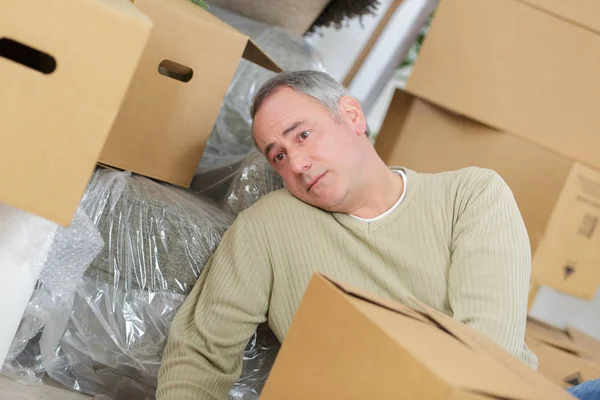 Uomo frustrato con scatole mobili a casa — Foto Stock