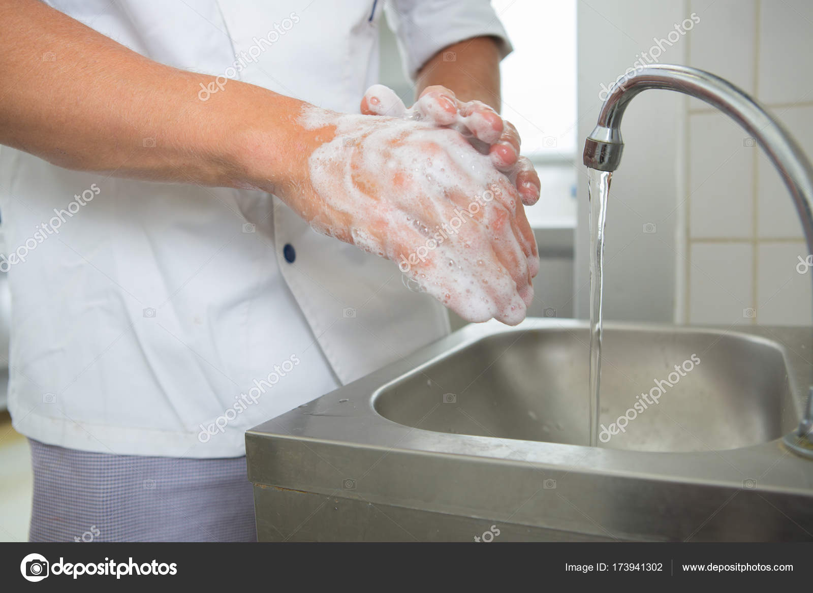 Chef de cocina, lavarse las manos en la cocina — Fotos de Stock