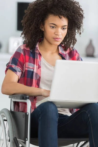 Disabled lady surfing on web — Stock Photo, Image