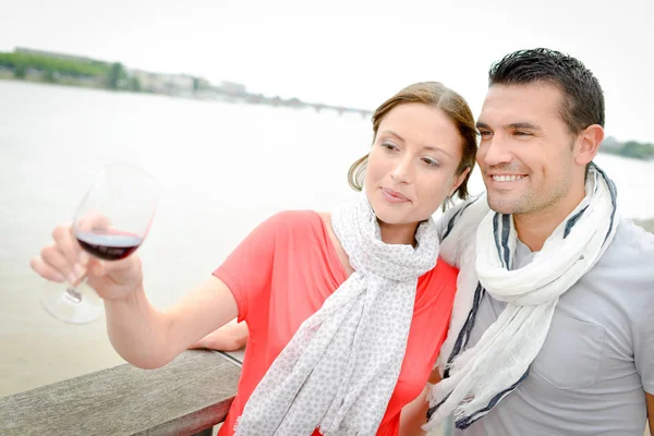 Vino junto al río — Foto de Stock