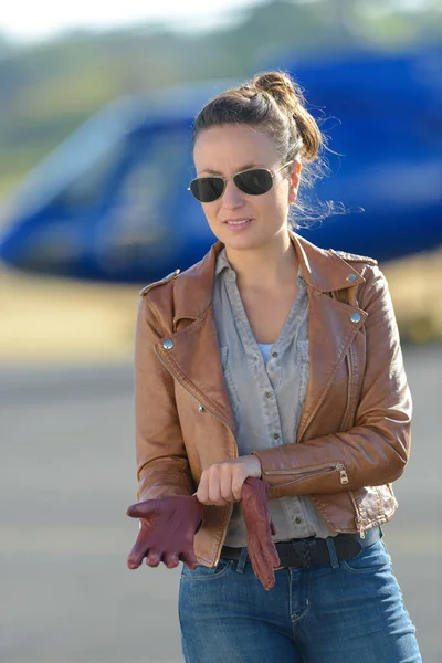 Jonge vrouw helikopter tour ticket bestellen door de tablet op luchthaven — Stockfoto