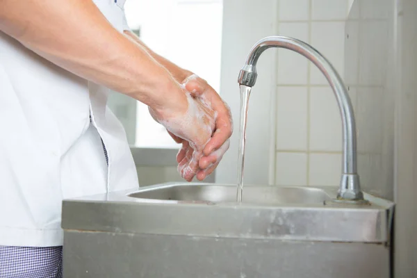 Człowiek, mycie rąk w kuchni — Zdjęcie stockowe