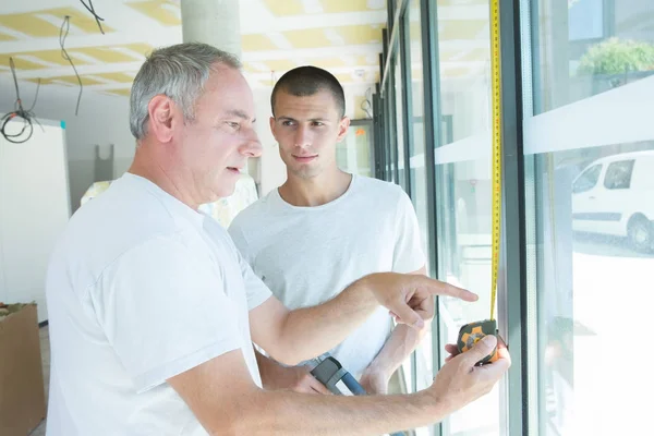Showing apprentice how to measure — Stock Photo, Image