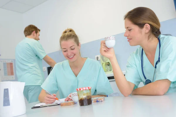 Vårdpersonalen tar en paus — Stockfoto