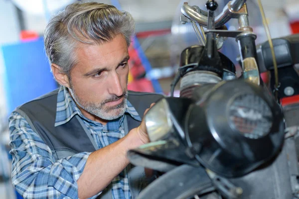 Homme matant une moto — Photo