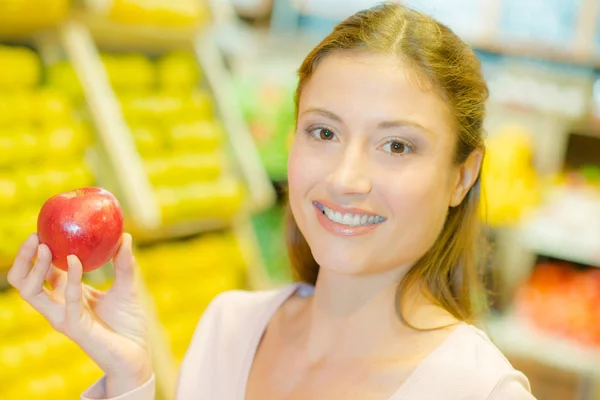 Женщина держит яблоко и взрослый — стоковое фото