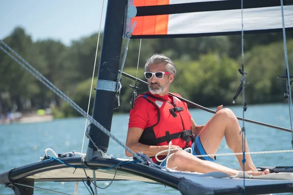 Schöner reifer Mann segelt — Stockfoto