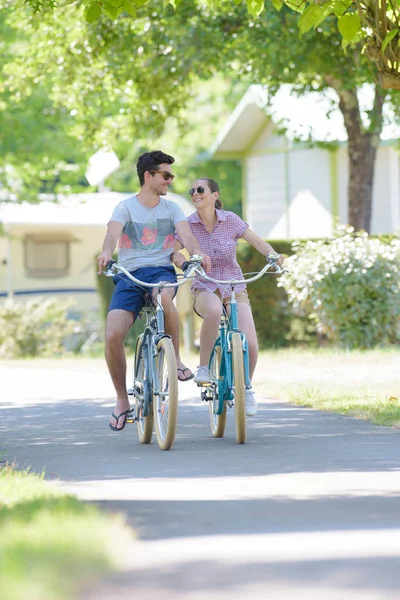 Ciclismo de pareja y pareja — Foto de Stock