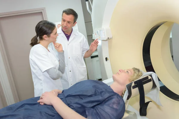 Médico que dá instruções ao técnico para a realização de ressonância magnética — Fotografia de Stock