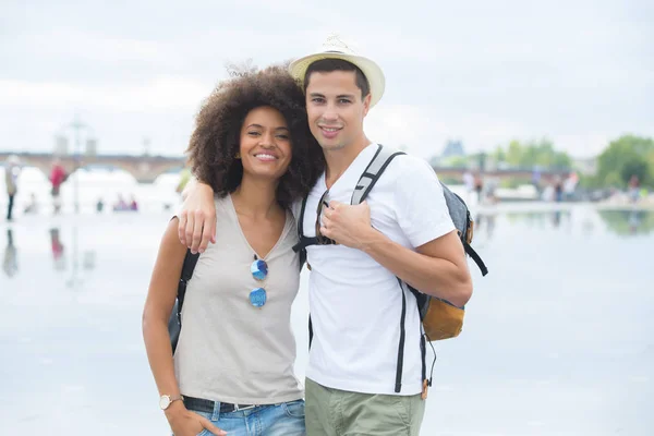 Pareja joven posando para una foto —  Fotos de Stock