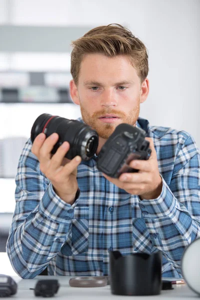 Professional photographer assembling camera — Stock Photo, Image