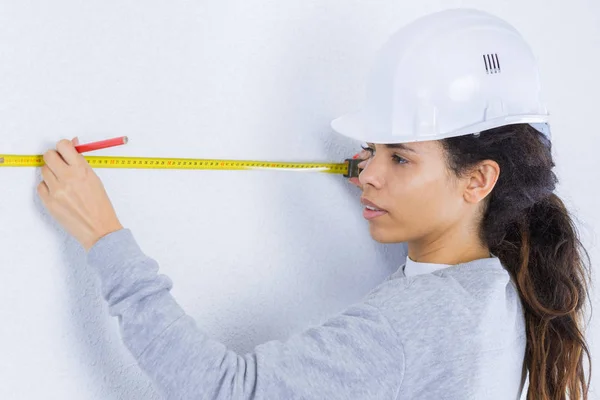 Pared de medición del trabajador en obra — Foto de Stock