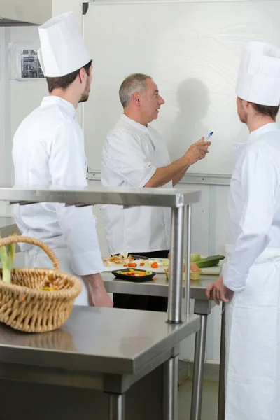 Ricetta di scrittura dello chef su un bordo per gli apprendisti — Foto Stock