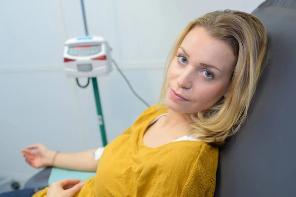 Paciente hospitalar com gotejamento — Fotografia de Stock