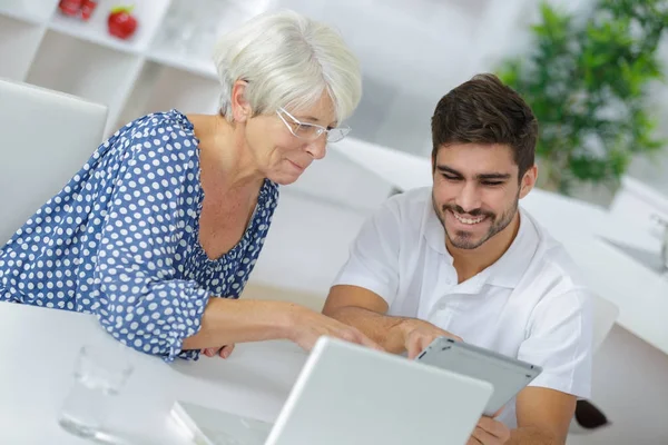 Visar äldre mor hur du använder tabletten — Stockfoto