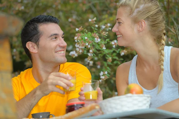 Casal tomando café da manhã ao ar livre — Fotografia de Stock