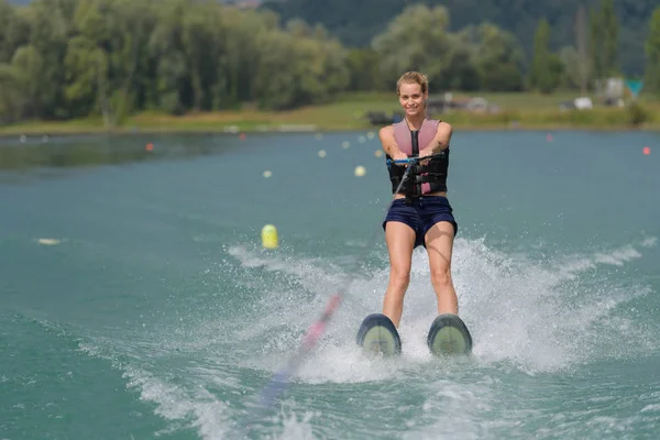 女性水上スキー、水 — ストック写真