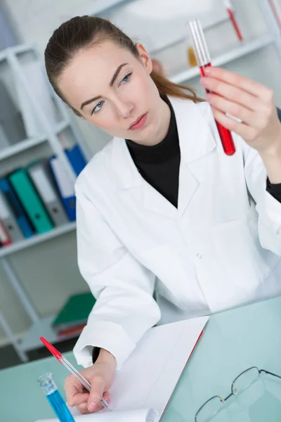 Medico donna con un campione di sangue — Foto Stock