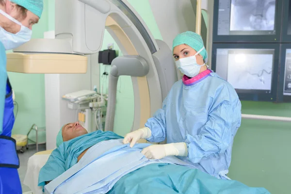 Cirurgiões no trabalho e cirurgia — Fotografia de Stock