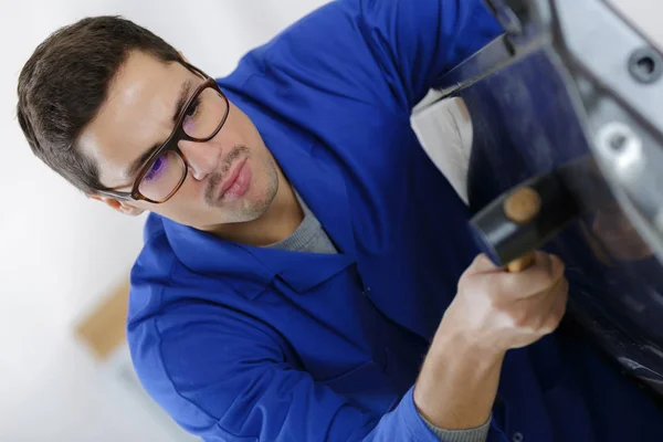 Mechanic tot vaststelling van de motor van een auto — Stockfoto