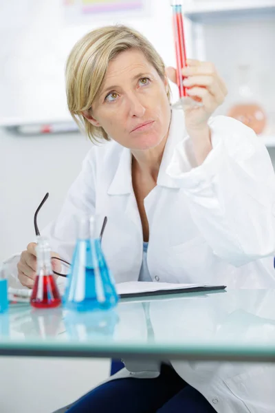 Pesquisadora ocupada estudando o broto em condições laboratoriais — Fotografia de Stock