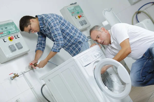 Άνδρες, τοποθέτηση πλυντήριο — Φωτογραφία Αρχείου