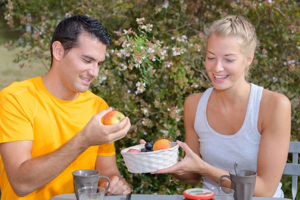 Liefhebbers van eten fruit en paar — Stockfoto