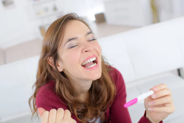 Gelukkige vrouw met zwangerschapstest — Stockfoto