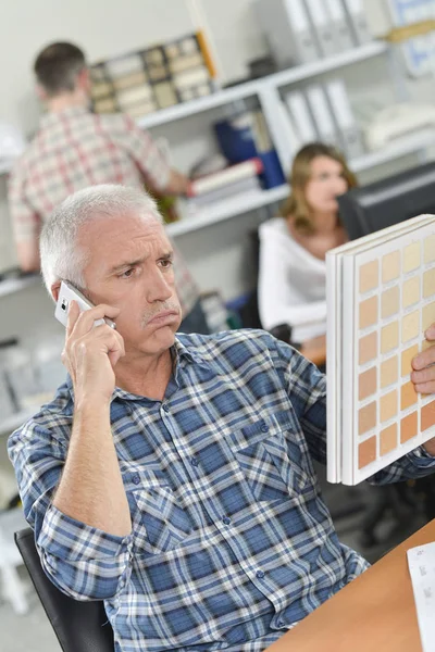 Trabalhador de escritório sénior parece confuso — Fotografia de Stock