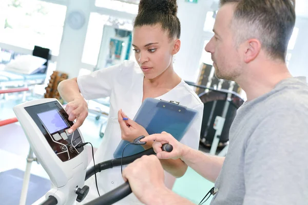 Läkare sjukgymnast hjälper en patient att återställa rörligheten — Stockfoto